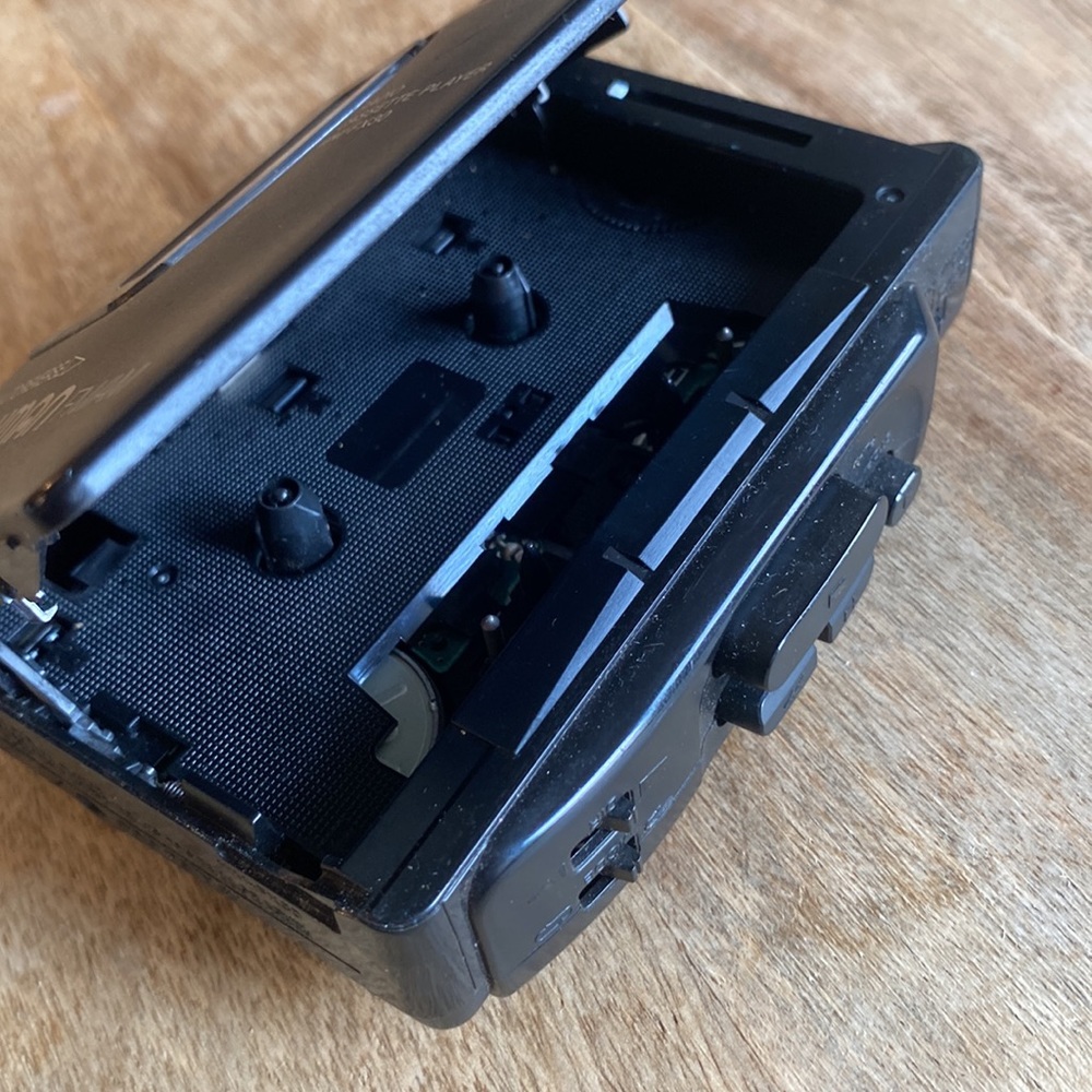 Sony Walkman WM-FX30 Auto-reverse Radio/ cassette Player FOR PARTS NOT WORKING - Picture 2 of 9